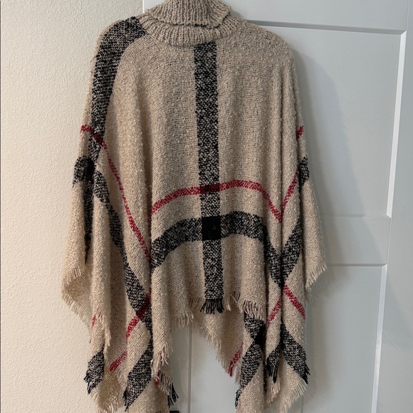 Sweaters - Beautiful and stylish plaid poncho